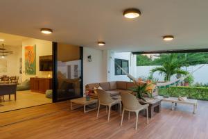 un soggiorno con un divano, un tavolo e delle sedie di Ayanna Beach Front Heaven a La Libertad