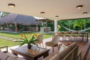 un soggiorno con un divano, un tavolo e delle sedie di Ayanna Beach Front Heaven a La Libertad