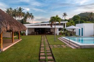 una casa con giardino e piscina di Ayanna Beach Front Heaven a La Libertad