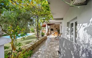 une maison avec une allée menant à une cour dans l'établissement Amazing Home In Oklaj With Wifi, à Oklaj 35 autres photos