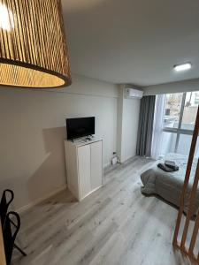 ein Schlafzimmer mit einem Bett und einem Fernseher darin in der Unterkunft Departamento Flores in Buenos Aires