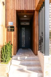 Η πρόσοψη ή η είσοδος του Vila Konatar