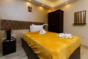 Letto o letti in una camera di PYRAMIDS guest house