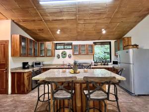 Kuchyň nebo kuchyňský kout v ubytování Bali inspired Casa Cascada w Jungle views pool