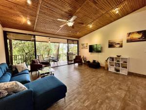 TV a/nebo společenská místnost v ubytování Bali inspired Casa Cascada w Jungle views pool