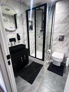 Ένα μπάνιο στο PE2 - 2 Bed 2 Bath - Self Check-In - Free Wifi - Off Road Parking