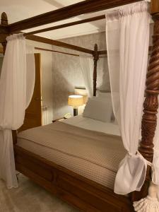 Uma cama ou camas num quarto em Hotel Lusitano