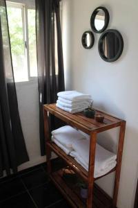 La salle de bains est pourvue d'une table, de serviettes et d'un miroir. dans l'établissement Cabaña en el Pedemonte, à Luján de Cuyo