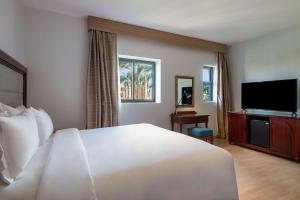 A television and/or entertainment centre at Marina Resort Port Ghalib, a member of Radisson Individuals