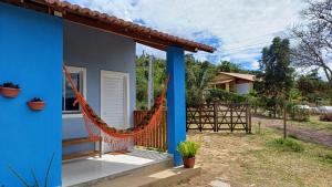 una casa con una hamaca en el porche en Chalés Canto da Graúna, en Ibicoara