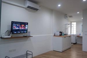 Cette chambre dispose d'une télévision murale dans une clinique. dans l'établissement Oskar's House, à Bangkok