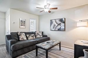Χώρος καθιστικού στο Newly Renovated Unit, Contemporary Interiors, Minutes from Fine Dining and Wold Class Skiing!