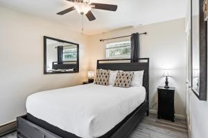 Ένα ή περισσότερα κρεβάτια σε δωμάτιο στο Newly Renovated Unit, Contemporary Interiors, Minutes from Fine Dining and Wold Class Skiing!