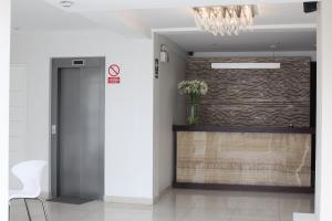 un corridoio con porta e muro di Park Hotel Lima a Lima
