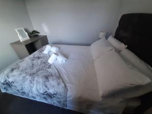 Ένα ή περισσότερα κρεβάτια σε δωμάτιο στο Central 3 beds with parking