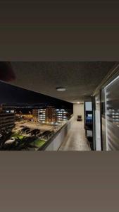 a view of a restaurant with a view of a city at Exclusivo Departamento con Vista Panorámica al Mar a Solo 50 Metros de la Playa in La Serena