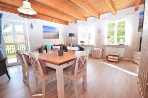 BlekendorfにあるFerienhaus-Strandlaeufer-Sehlendorfの木製のテーブルと椅子のあるダイニングルーム