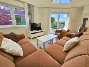 Una televisión o centro de entretenimiento en Sechendorf-Ferienhaus-Solaengen-Sechendorf