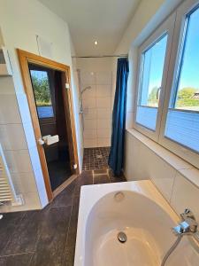 Un baño de Sechendorf-Ferienhaus-Solaengen-Sechendorf 28 fotos más