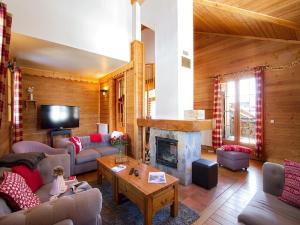 Χώρος καθιστικού στο Spacious Mountain Stay for 14