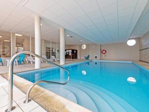 プルゴンヴランにあるApartment in France with Stunning Sea Viewの青い水のホテル内の大きなスイミングプール