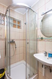 ein Badezimmer mit Dusche und Waschbecken in der Unterkunft Apartments by the sea Grebastica, Sibenik - 461 in Grebaštica + 39 Fotos