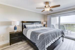 Un dormitorio con una cama y un ventilador de techo. en Island South 7, en St. Augustine 22 fotos más