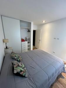 a bedroom with a large bed in a room at Departamento nuevo en el centro in Mar del Plata
