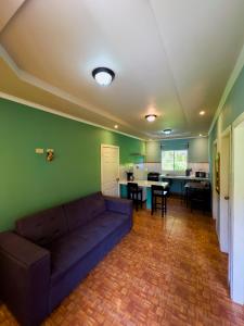 a living room with a couch and a kitchen at Casa hotel Aguas Termales in Gracias