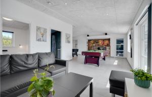 Televisyen dan/atau pusat hiburan di Lovely Home In Jerup With Sauna +23 gambar