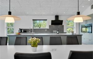 Dapur atau dapur kecil di Lovely Home In Jerup With Sauna