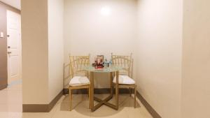 a small table and two chairs in a room at RedDoorz at Samat Mandaluyong in Manila