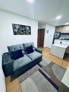 salon z kanapą i stołem w obiekcie Apartamento novo e completo próximo Arena Pantanal w mieście Cuiabá