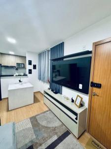 salon z dużym telewizorem z płaskim ekranem w obiekcie Apartamento novo e completo próximo Arena Pantanal w mieście Cuiabá