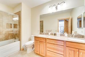 Ένα μπάνιο στο Condo with Balcony More Than 2 Mi to Angel Fire Resort! +17 φωτογραφίες