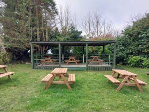 a group of picnic tables in a field at St aubyn arms Hotel in Praze an Beeble