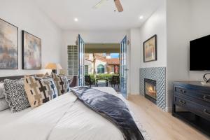 Μια τηλεόραση ή/και κέντρο ψυχαγωγίας στο H90 Single Story Townhome Near Beautiful Fountain Condo