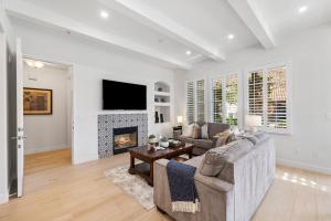 Μια τηλεόραση ή/και κέντρο ψυχαγωγίας στο H90 Single Story Townhome Near Beautiful Fountain Condo