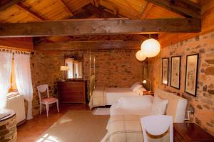 a bedroom with a bed and a couch in a room at Arzipreste IV La Casita del Jardín in León
