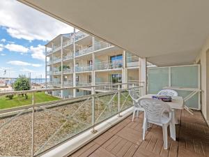 プルゴンヴランにあるBeachside Bliss in Brittanyのバルコニー(テーブル、椅子付)