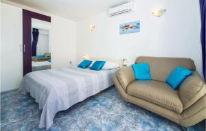 Posteľ alebo postele v izbe v ubytovaní Cozy Home In Okrug Gornji With Sauna