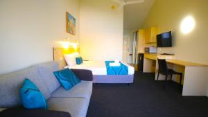 TV a/nebo společenská místnost v ubytování Whitsunday Sands Resort