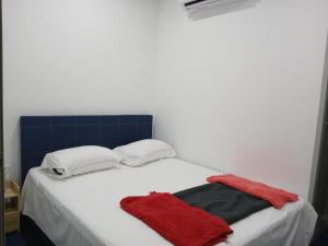 Postel nebo postele na pokoji v ubytování Enviropath Hotel