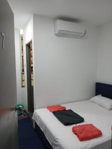 Postel nebo postele na pokoji v ubytování Enviropath Hotel