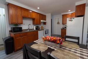 Η κουζίνα ή μικρή κουζίνα στο Mi Casa Su Casa, 28 minutes from Lambeau Field!