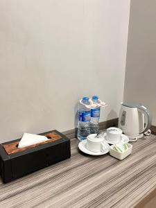 Příslušenství pro přípravu čaje a kávy v ubytování Urban Style Hotel Lampung, Azana Hotels Collection