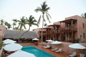 ein Resort mit einem Swimmingpool mit Sonnenschirmen in der Unterkunft Hotel Rinconcito de Mazunte in Santa María Tonameca
