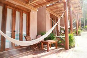 eine Hängematte auf der Veranda eines Hauses in der Unterkunft Hotel Rinconcito de Mazunte in Santa María Tonameca