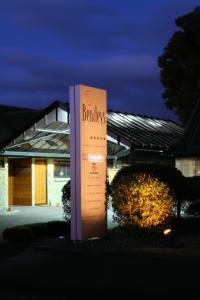 una señal que está frente a un edificio en Bentleys Motor Inn en Palmerston North