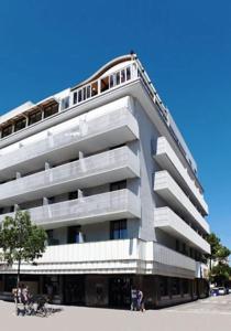 リニャーノ・サッビアドーロにあるHotel San Carloの白い大きな建物